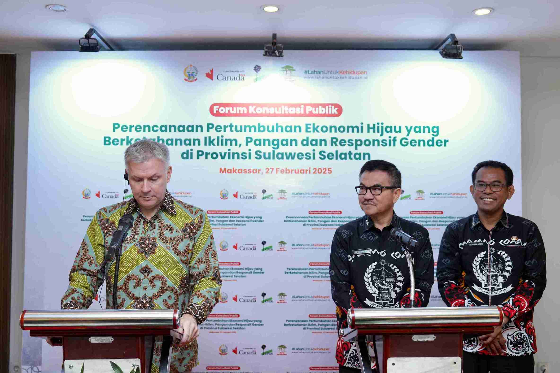 SOLUSIMEDIA.ID, MAKASSAR - Sekretaris Daerah Provinsi Sulsel, Dr Jufri Rahman mengahadiri Forum Konsultasi Publik terkait Perencanaan Pertumbuhan Ekonomi Hijau