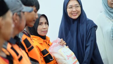 Aksi Ramadan dengan Cinta, Melinda Aksa dan Permabudhi Sulsel Salurkan Sembako ke Petugas Kebersihan