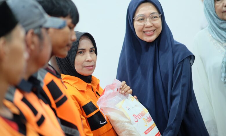 Aksi Ramadan dengan Cinta, Melinda Aksa dan Permabudhi Sulsel Salurkan Sembako ke Petugas Kebersihan