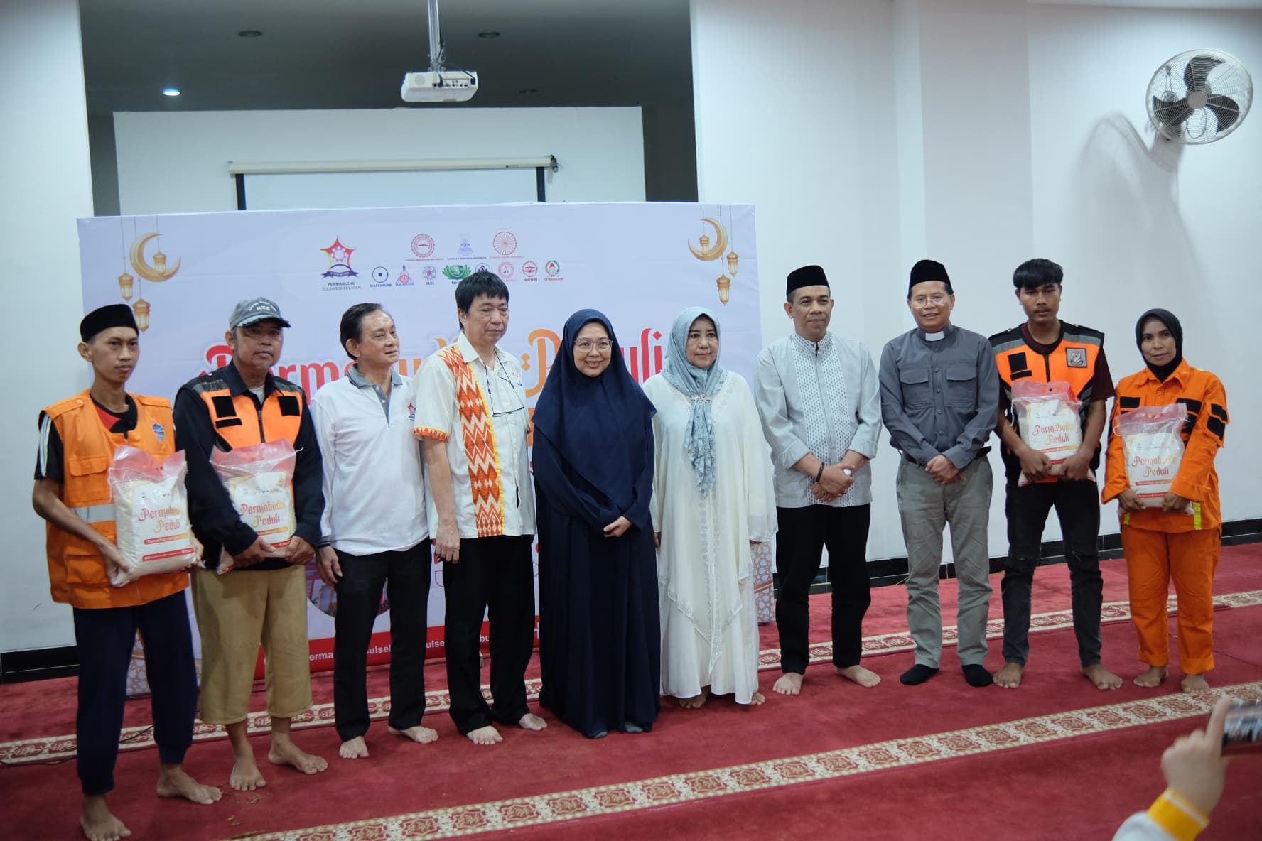 Aksi Ramadan dengan Cinta, Melinda Aksa dan Permabudhi Sulsel Salurkan Sembako ke Petugas Kebersihan