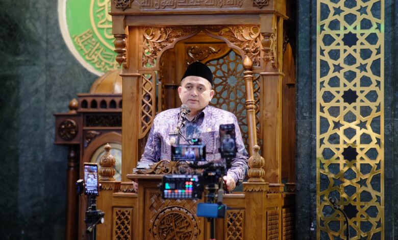 Wali Kota Makassar Tarawih Bersama Jemaah Masjid Raudhatul Muflihien