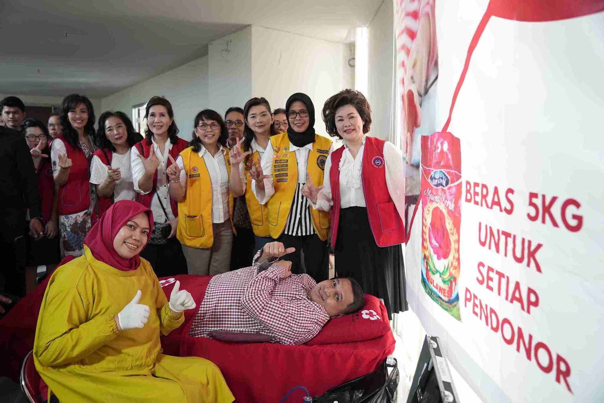 Wali Kota Makassar Donorkan Darah di Bakti Sosial PSMTI Sulsel