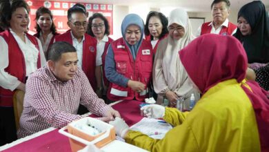 Wali Kota Makassar Donorkan Darah di Bakti Sosial PSMTI Sulsel