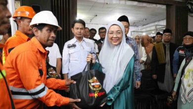 Ketua TP PKK Kota Makassar, Melinda Aksa, Serahkan Sembako kepada Petugas Kebersihan di Makassar