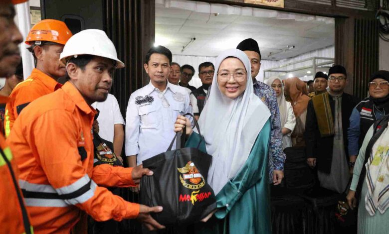 Ketua TP PKK Kota Makassar, Melinda Aksa, Serahkan Sembako kepada Petugas Kebersihan di Makassar