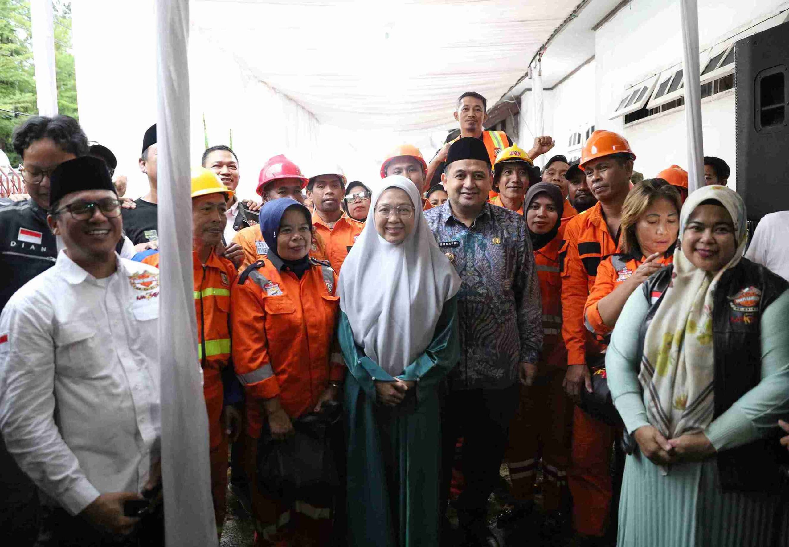 Ketua TP PKK Kota Makassar, Melinda Aksa, Serahkan Sembako kepada Petugas Kebersihan di Makassar