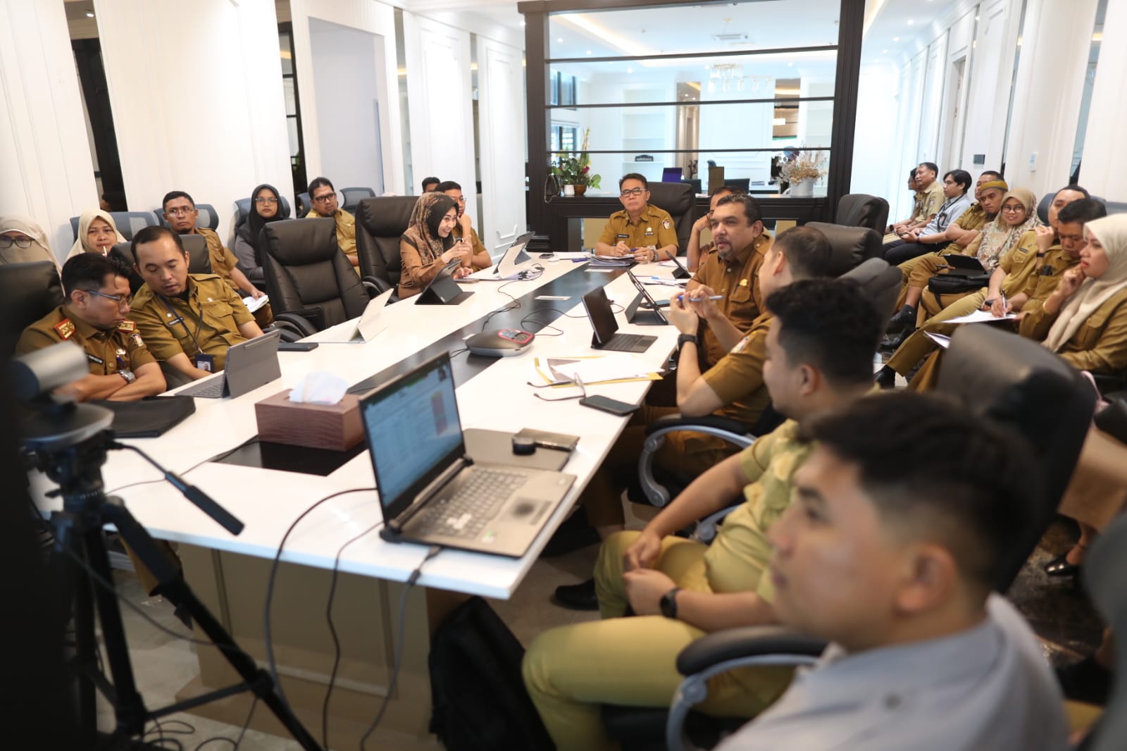 Pj Sekda Makassar Pimpin Rakor Pengelolaan APBD dan Pengadaan Barjas Bersama KPK RI