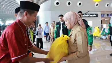 Aliyah Mustika Ilham Apresiasi Kegiatan Sosial DPD Amphuri di Bandara Sultan Hasanuddin