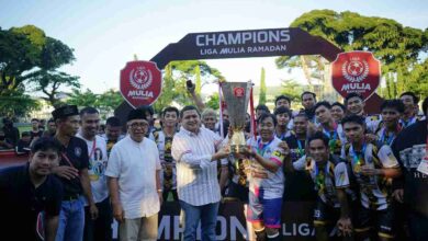 SOLUSIMEDIA.ID, MAKASSAR, – Wali Kota Makassar, Munafri Arifuddin, menyaksikan langsung pertandingan final Liga Mulia Ramadan 2025 sekalihus penyerahan trofi