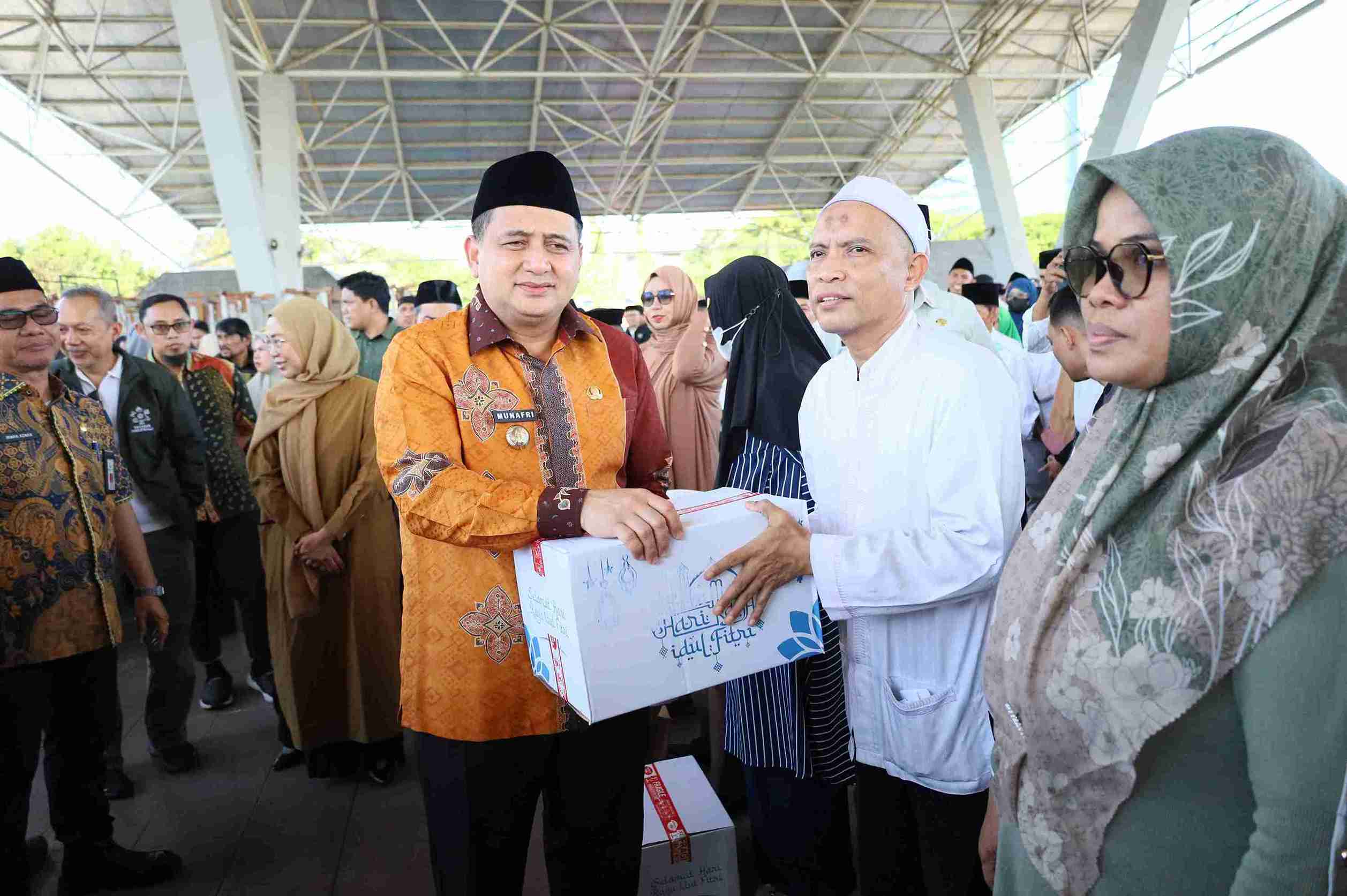 Jelang Lebaran, Pemkot Makassar Salurkan Ribuan Paket Sembako ke Pekerja Keagamaan