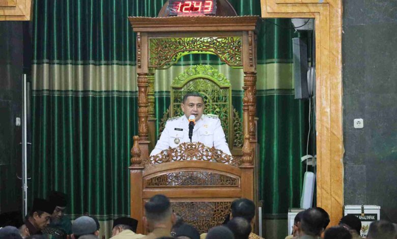 Laksanakan Salat Zuhur Perdana, Munafri Arifuddin Tekankan Kebersihan Masjid Balai Kota