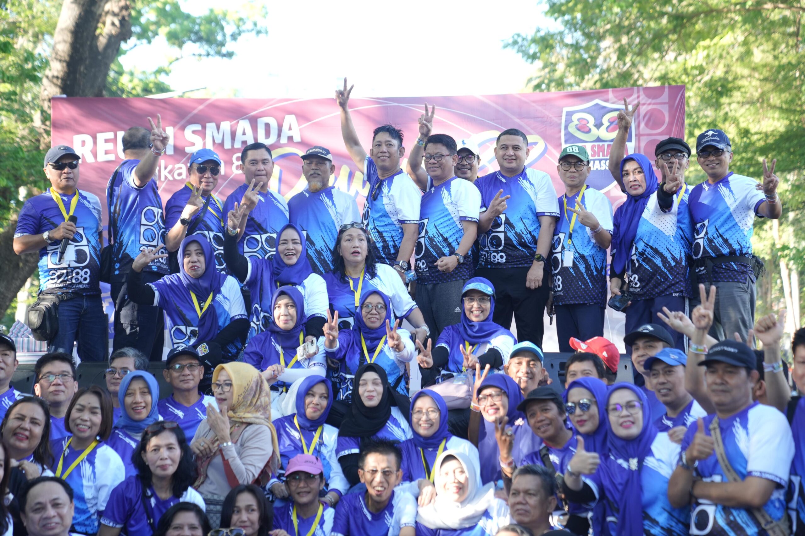 Munafri Lepas Peserta Jalan Sehat Senam & Baksos IKA SMADA 88