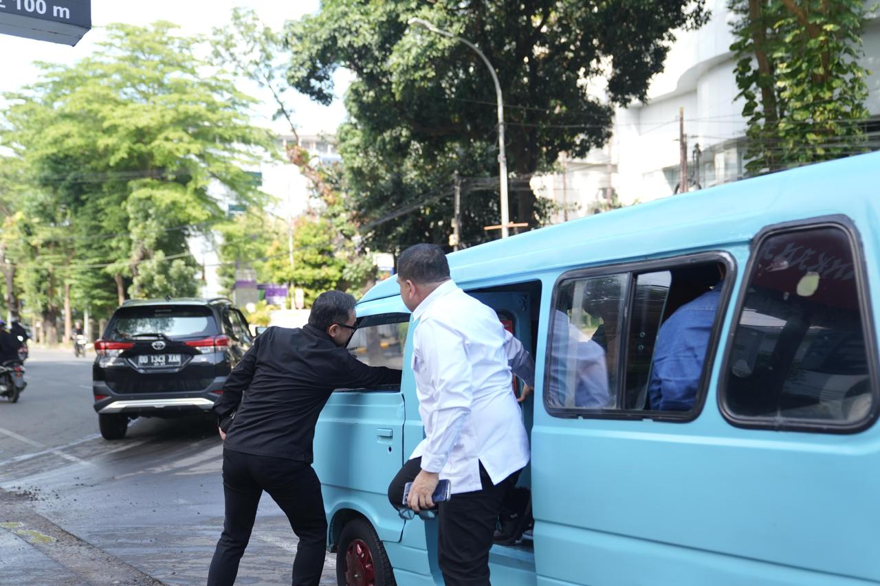 Munafri Bersama Wamendagri Bima Arya Naik Pete-Pete Sidak Damkarmat, dan Naik Becak Pantau Layanan Publik