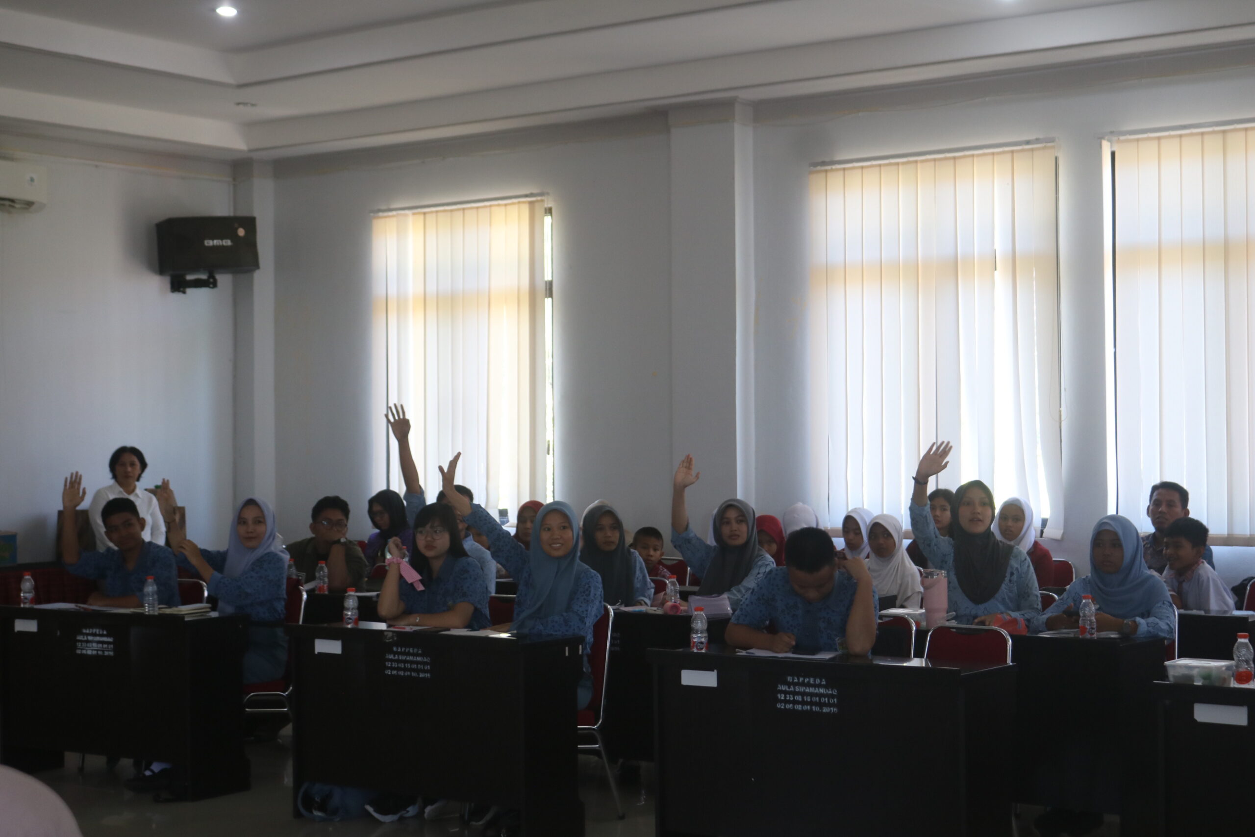 Cerdas Keuangan di Era Digital: OJK Sulselbar Dukung Literasi UMKM dan Generasi Muda Polman