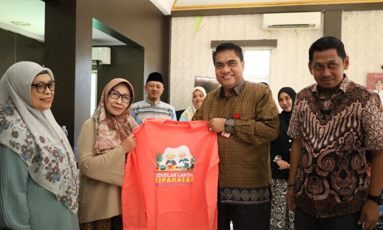 DPPKB Dorong Lansia Tetap Aktif Lewat Sekolah Sipakatau di Panakukkang