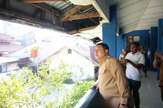 Appi Geram Lihat Selokan & Plafon Rusak di SMPN 53, Siap Tambah Ruang Kelas