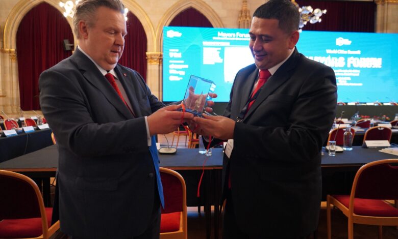Momen Hangat di WCSMF 2025, Munafri Hadiahkan Souvenir Khas Makassar untuk Wali Kota Vienna