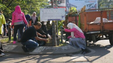 Bersama Pengurus TP PKK, Melinda Aksa Bersihkan Sampah di Kawasan Pantai Losari