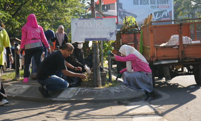 Bersama Pengurus TP PKK, Melinda Aksa Bersihkan Sampah di Kawasan Pantai Losari