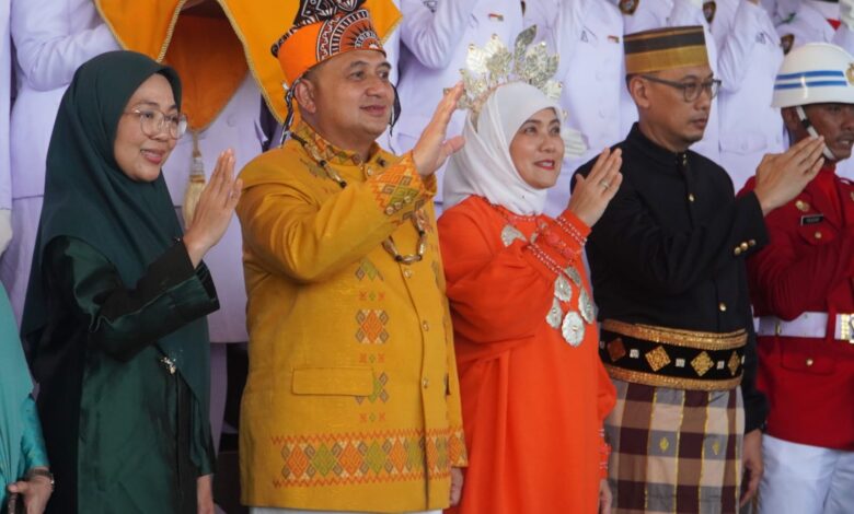 Nuansa Budaya di Upacara Perununan Bendera, Wali Kota–Wawali Makassar Kenakan Busana Adat