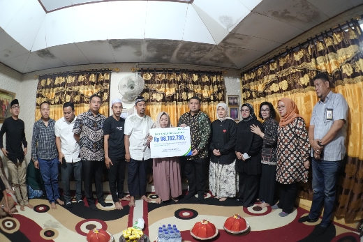 Munafri-Aliyah Serahkan Santunan bagi Keluarga Korban DPRD Makassar