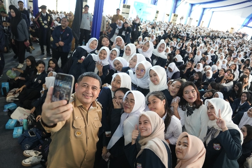 Wali Kota Makassar Perkenalkan Program Makassar Creative Hub di PKKMB Unibos 2025