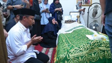 Gubernur Sulsel Sampaikan Duka Mendalam atas Wafatnya Prof Paturungi Parawansa Mertua Gubernur Jatim