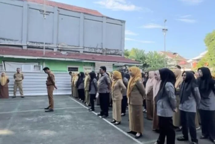Gelar Apel Perdana di Kantor Sementara, Sekretaris DPRD Makassar Tekankan Pentingnya Keaktifan Staf
