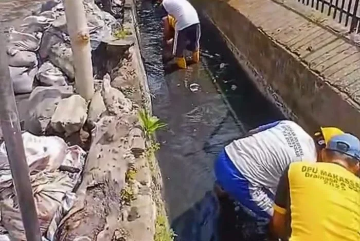 Respons Cepat Aduan LONTARA+: Dinas PU Makassar Normalisasi Drainase Kritis di Jalan Beruang
