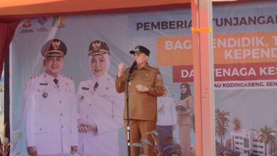 Munafri-Aliyah ke Pulau Bagikan Tunjangan Tenaga Pendidik-Kesehatan Hingga Seragam Gratis