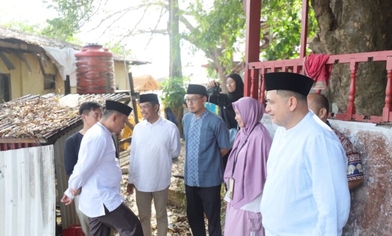 Wali Kota Makassar ke Pulau Samalona, Pimpin Gerakan Jumat Bersih dan Bagi Sembako