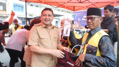 Dorong Transformasi Digital Parkir, Munafri-Aliyah Bagikan Smartphone ke Jukir