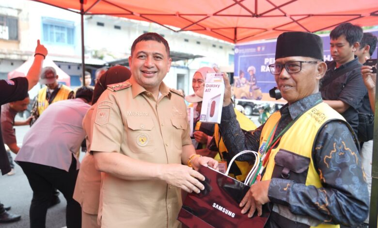 Dorong Transformasi Digital Parkir, Munafri-Aliyah Bagikan Smartphone ke Jukir