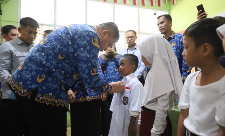 Seragam, Tas, hingga Tumbler Dibagikan Gratis: Pemkot Makassar Perkuat Layanan Pendidikan