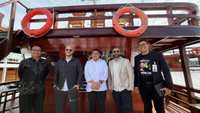 Maher Zain Nikmati Ikan segar serta Keindahan Laut Makassar dengan Wali Kota Makassar