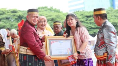 Munafri-Aliyah Berbagi Bantuan Pendidikan hingga Penghargaan di Upacara HUT Kota Makassar ke-418