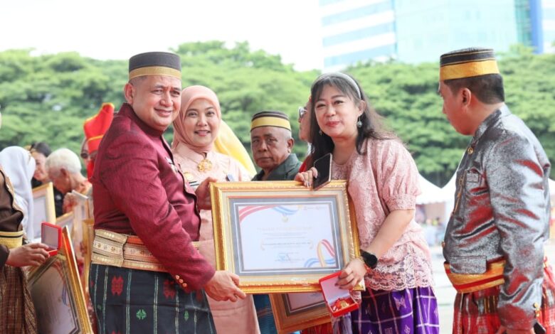 Munafri-Aliyah Berbagi Bantuan Pendidikan hingga Penghargaan di Upacara HUT Kota Makassar ke-418