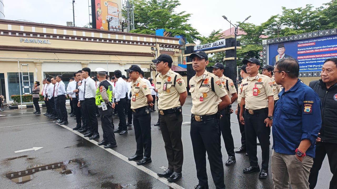 12 Anggota Satpam Unhas Terima Penghargaan dari Kapolrestabes Makassar