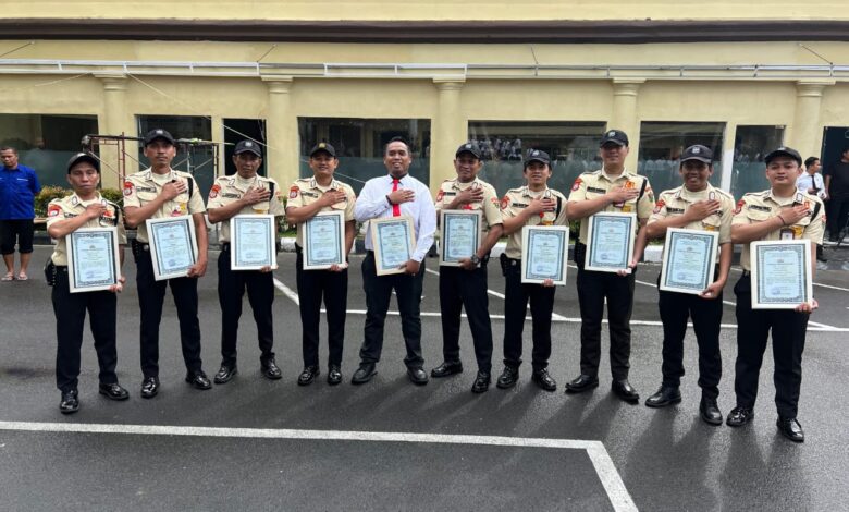 12 Anggota Satpam Unhas Terima Penghargaan dari Kapolrestabes Makassar
