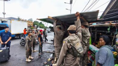 Langgar Aturan, Satpol PP Tertibkan Bangunan Liar di Pasar Mandai