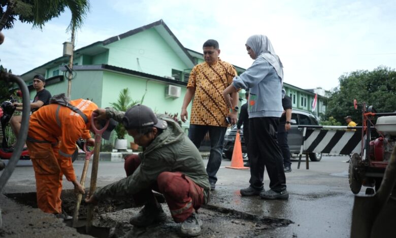 Aspirasi Warga Didengar, Munafri Turun Langsung Bersama Dinas PU Benahi Jalan Garuda
