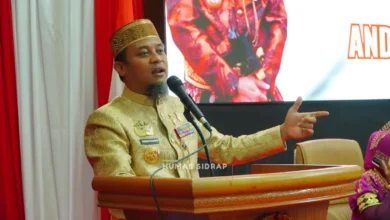 Gubernur Andi Sudirman Sulaiman Serahkan Bantuan Rp15 Miliar untuk Pemkab Sidenreng Rappang pada Hari Jadi ke-682