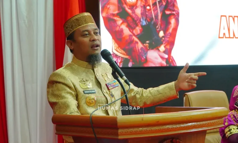 Gubernur Andi Sudirman Sulaiman Serahkan Bantuan Rp15 Miliar untuk Pemkab Sidenreng Rappang pada Hari Jadi ke-682