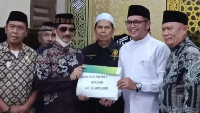 Safari Ramadan, Ketua DPRD Makassar Serahkan Bantuan Rp50 Juta untuk Masjid Al Hidayah