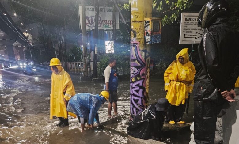 Hujan Deras Guyur Makassar, Satgas Drainase Bergerak Cepat Tangani Genangan di Pettarani