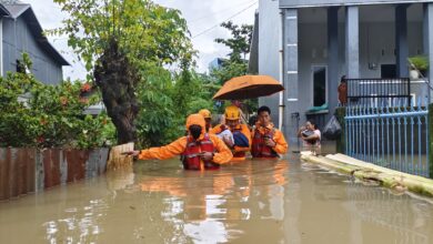 Makassar Siaga Banjir, TRC Evakuasi Warga dan Satgas PU Bersihkan Drainase