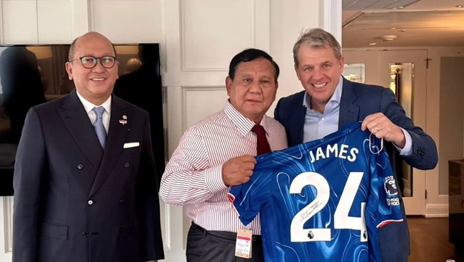 Prabowo Terima Jersey Chelsea dari Todd Boehly dalam Pertemuan Investor AS