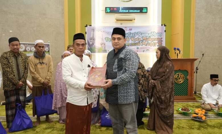 Safari Ramadan Pemkot Makassar, Munafri Serahkan Paket Pangan untuk Jamaah di Untia