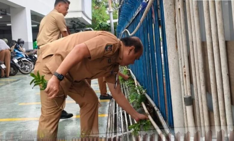 Dukung Gerakan Indonesia ASRI, DPMPTSP Kota Makassar Gelar Kerja Bakti di Gedung MGC