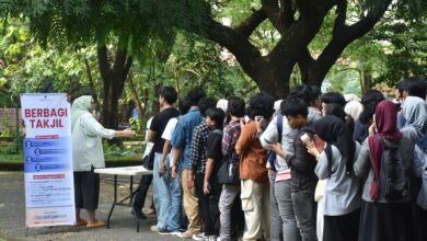 Mahasiswa Unhas Antusias Ikuti Berbagi Takjil Ramadan